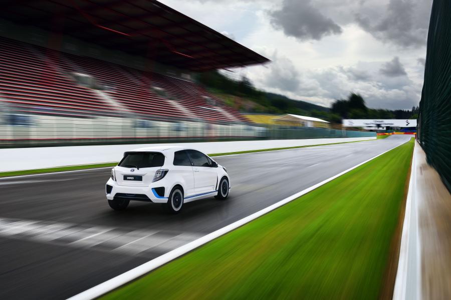  Toyota Yaris Hybrid-R Concept 2013 года  (фото 10 из 42)